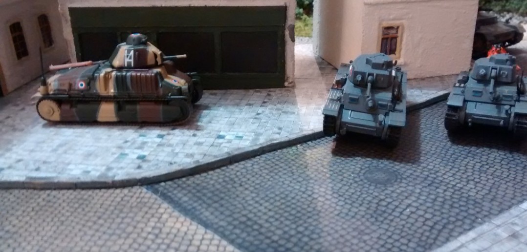 Der Somua S35 beteiligt sich von der Flanke. Ob das den Kommandeur der 10. Panzerdivision freuen wird? Sofageneral StoI jedenfalls rauft sich die Haare.