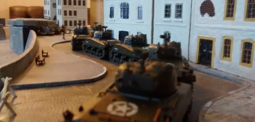 Eine Kolonne von sechs 105-mm-M4-Sherman postiert Spieler Doncolor im Hafenviertel von Saint-Aubin-Sur-Mer.