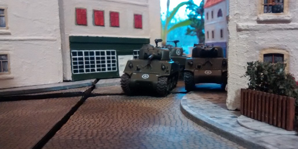 Nahe dem Rathaus von Saint-Aubin - direkt am zentralen Verkehrsknoten und Lebensnerv der Stadt postieren sich drei M4 Sherman von Doncolor. Damit hat er das Rennen zur Plattenmitte aschon mal gewonnen.