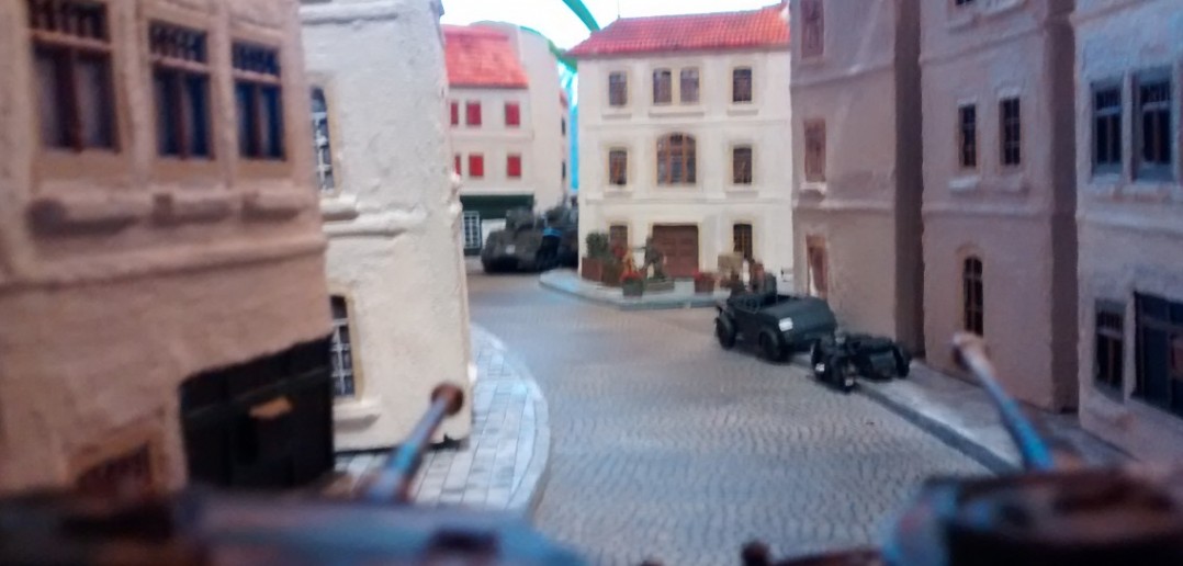 StoI zieht seine beiden Tiger nun ebenfalls in die Rue Des Bains und wird der Shermans am Rathaus gewahr. Die Feuerkraft der beiden Tiger sollte für die Shermans ausreichen.