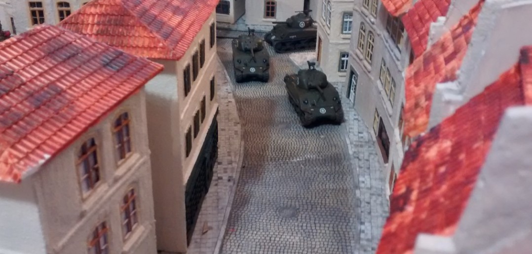 Die linke Sherman-Kolonne biegt in die Rze Bellengers ein. Eventuell ergibt sich hier sogar die Möglichkeit, die beiden Tiger in der Rue Des Bains zu umfahren und von hinten zu packen.