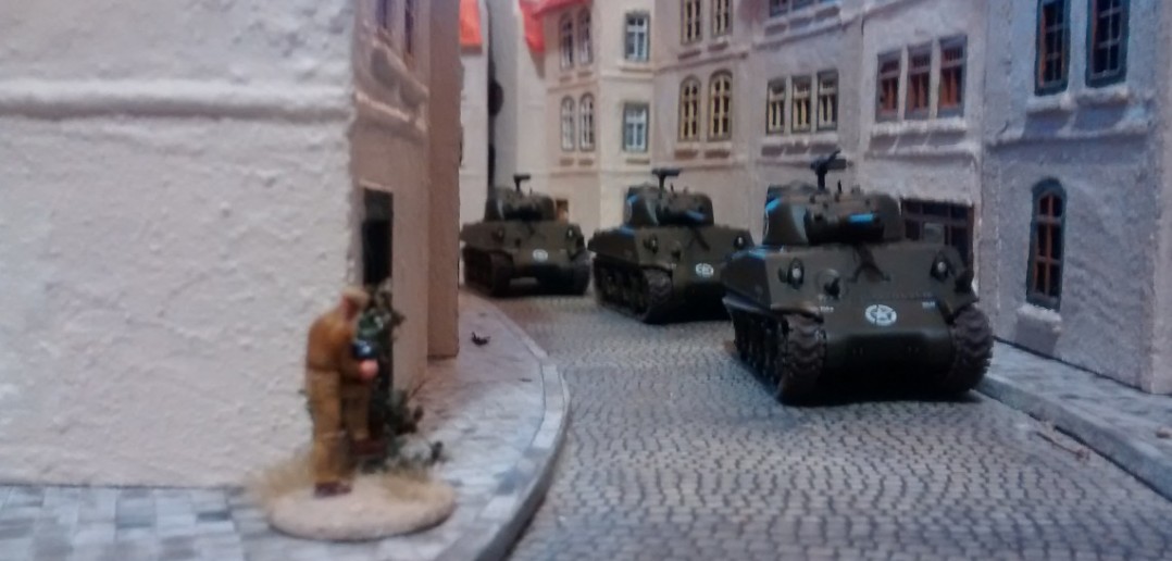 Die drei Shermans in der Rue Bellengers nehmen Fahrt auf. Wenn man die beiden Tiger von hinten packen kann, ist das der Sieg.