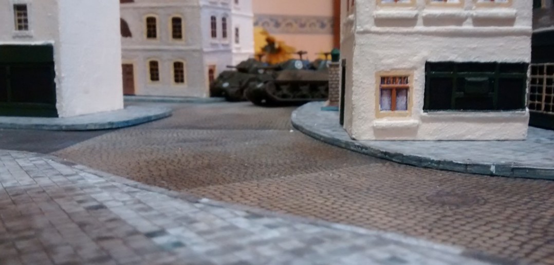 Die noch völlig intakte Kolonne Shermans am Rosengarten versucht den Angriff bzw. Durchbruch. Mit breiter Front will man den Tiger erdrücken.