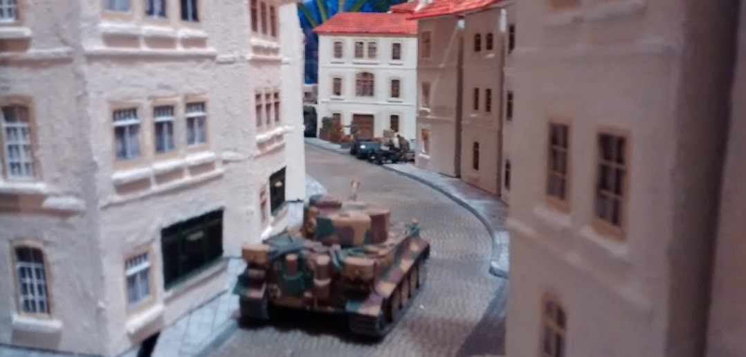 Der intakte Tiger nimmt sich den letzten Sherman in Stadtmitte vor.