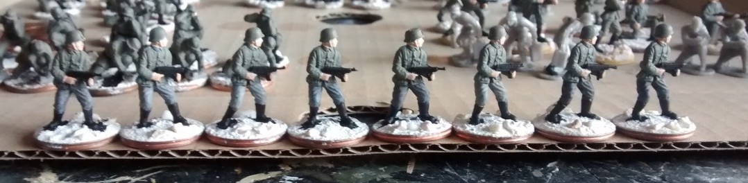 Acht Figuren aus dem einfachen Matchbox-Set P5003 German Infantry. Die Grundfarben wurden hier bereits aufgetragen.