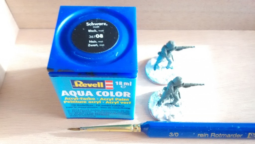 Das Handwerkszeug des Schusters ist dieses Mal wieder ganz simpel: ein schlichter Rotmarder-Pinsel und die farbe Revell AQUACOLOR 36108 Schwarz.