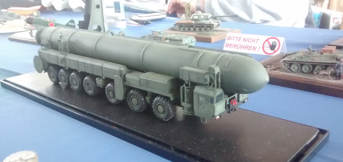 Die RS-12M2 (NATO-Code:SS-27 Mod.1 Sickle-B; GRAU-Index:15Sch65), mobile, ballistische Interkontinentalrakete aus russischer Produktion hier im Modell