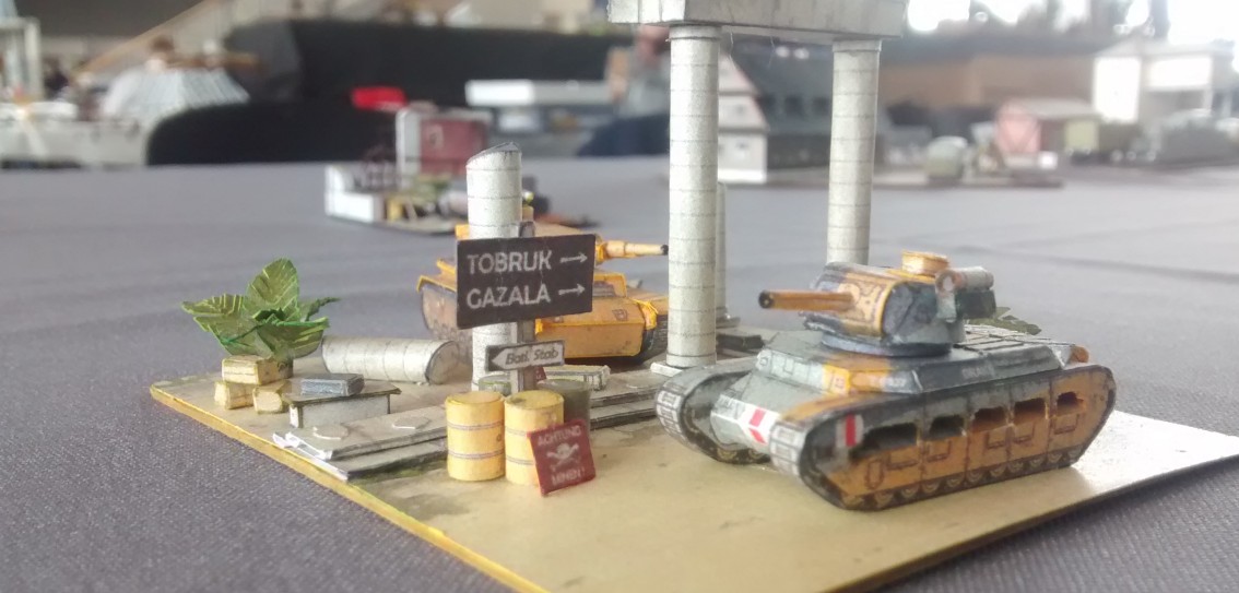Afrika-Diorama  mit britischem Matilda und deutschem Panzer III des DAK irgendwo zwischen Tobruk und Gazala, Kartonmodell