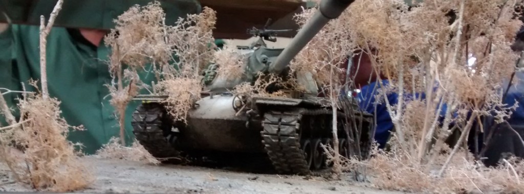 Diese Winterszene mit dem US-Kampfpanzer M-103 ist eine meiner großen Favorites. Die Inszenierung des Fahrzeugs in der weißen Winterlandschaft ist sehr stimmungsvoll und aus meiner Sicht sehr gelungen. Der M-103 ist eh einer meiner Favs unter den Post-WK-II-US-Panzern.