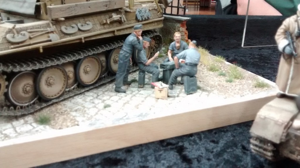 Die Szene mit dem Bergepanther lässt fast vergessen, dass man sich mitten im Krieg befindet. Das Skatspiel auf dem Kanister-Tisch wirkt beschaulich. Von der nahen Front ist hier nichts zu spüren.