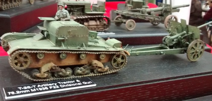 T-26 Artillerie-Traktor und 76,2mm M1936 F22 Divisionsgeschütz