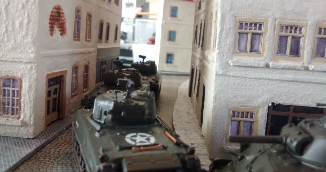 Behind Omaha: Szenario Shermanjagd. Ein flottes 15-Minuten Panzerschlacht-Spiel in der Altstadt von Saint-Aubin-Sur-Mer.