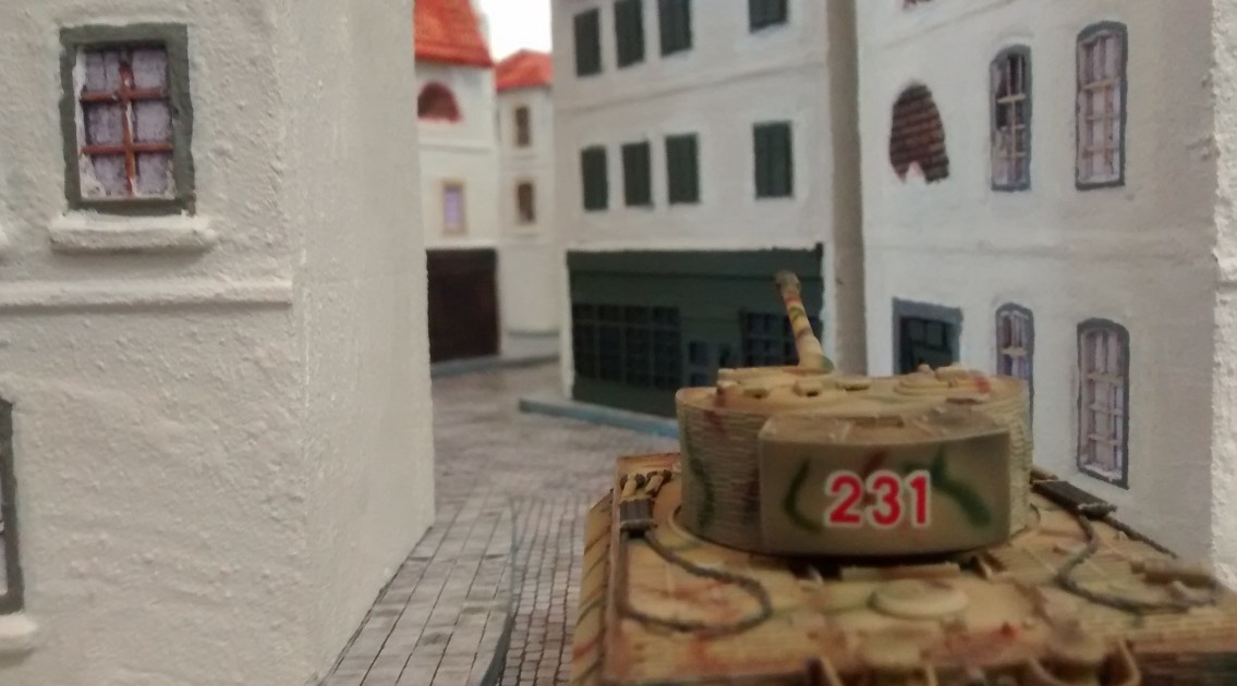 Behind Omaha: Szenario Shermanjagd. Ein flottes 15-Minuten Panzerschlacht-Spiel in der Altstadt von Saint-Aubin-Sur-Mer.