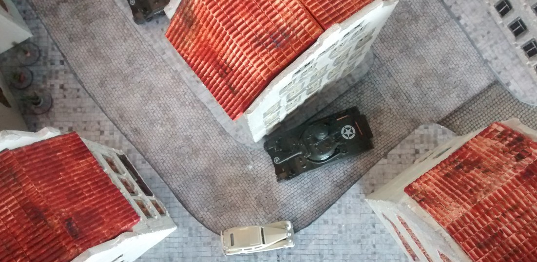 Behind Omaha: Szenario Shermanjagd. Ein flottes 15-Minuten Panzerschlacht-Spiel in der Altstadt von Saint-Aubin-Sur-Mer.