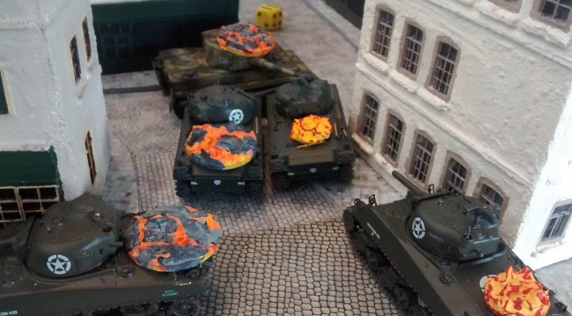 Behind Omaha: Szenario Shermanjagd. Ein flottes 15-Minuten Panzerschlacht-Spiel in der Altstadt von Saint-Aubin-Sur-Mer.
