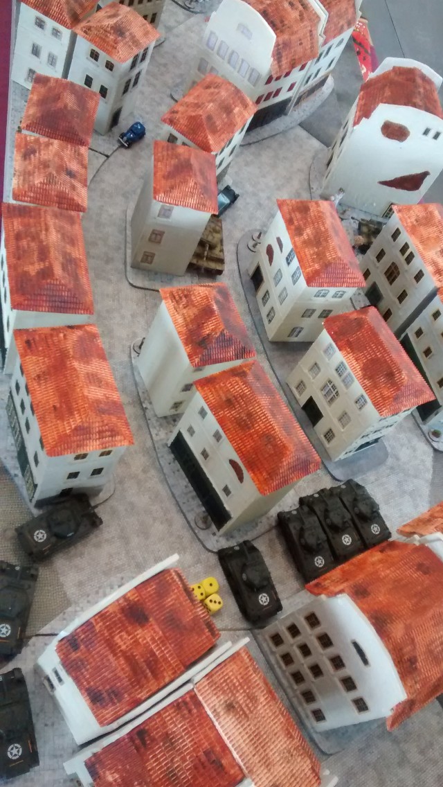 Behind Omaha: Szenario Shermanjagd. Ein flottes 15-Minuten Panzerschlacht-Spiel in der Altstadt von Saint-Aubin-Sur-Mer.