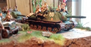 Ein angemessenes Diorama: zwei IISU-152 auf dem Vormarsch. Der Bambus hinter dem ISU-152 wächst nicht in der russischen Steppe sondern in meinem Wohnzimmer.