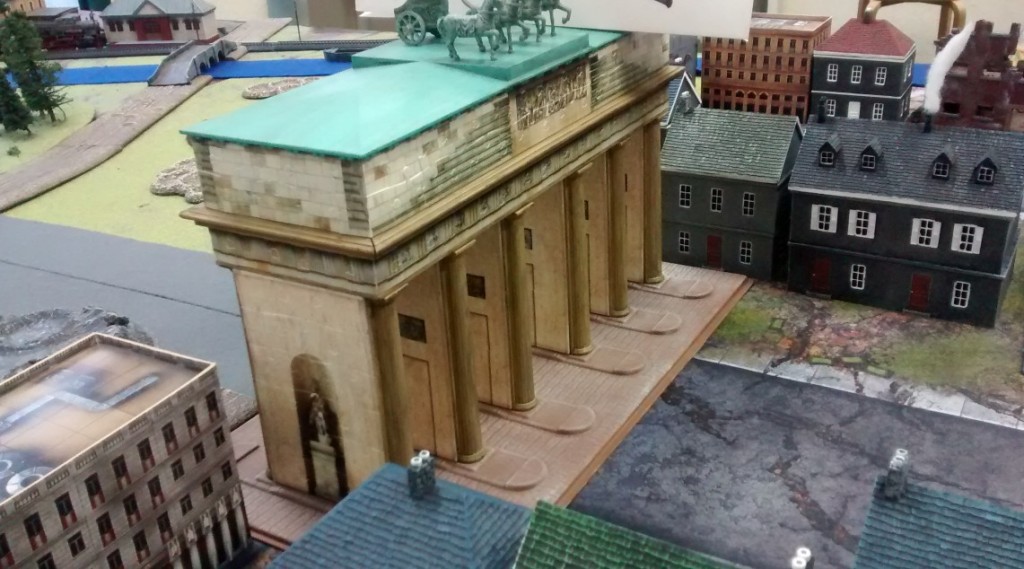 Das Brandenburger Tor auf der Spielplatte des Table-Top-Game-Event "Berlin 1945" am 07.05.2016 im Fantasyladen in Mainz.