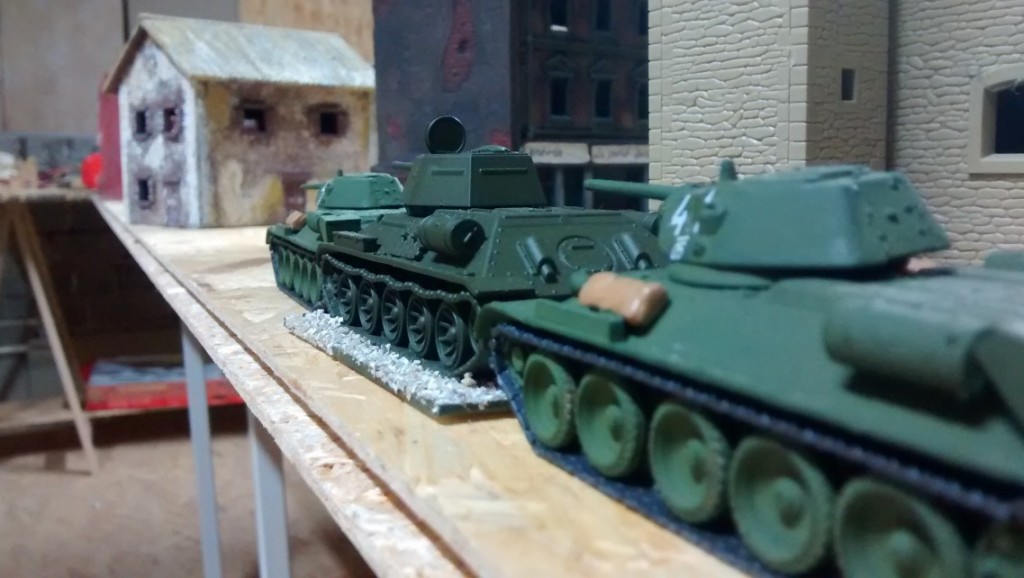 Die T-34-Panzer des 1. Regiments des 29. Garde-Panzer-Korps stoßen in der Vorstadt von Orscha weiter vor. 