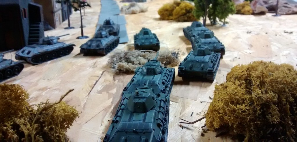 T-34-Panzer des 3. und 4. Regiments stoßen nördlich an Orscha vorbei.