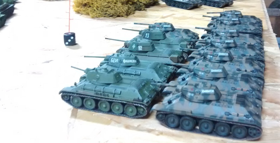 Die vierte Welle des 29. Garde-Panzer-Korps steht bereit. Diese 12 T-34/76 werden als vierte Welle gegen die deutschen Linien anstürmen.