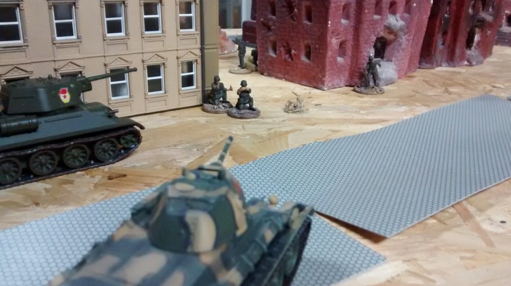 Die Rote Armee nimmt die vorderste Stellung aufs Korn. Das Stadtvertel um die Textilfabrik wird angegriffen. Zuvorderst geht es gegen die beiden Handgranatenwerfer.