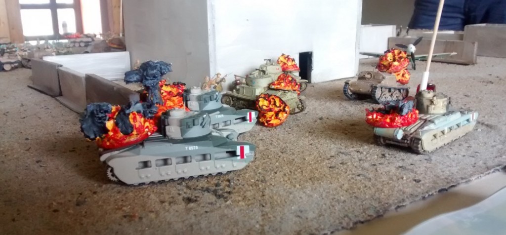 Die britische Infanterie greit mit den stark gepanzerten Matilda-Tanks das Verwaltungsbäude an. Die italienischen Verteidiger überraschen jedoch und knacken mit Haftladungen viele der Matilda-Tanks. Die liegengebliebenen Matilda-Tanks liefern sich noch eine ganze Weile Gefechte mit den M13/40 und Semovente, bis ihr Kanonen für immer schweigen.