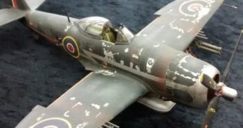 Altern / Weathering mit Buntstift und Kreide. Das Titelbild zeigt die mit verschiedenen Techniken perfekt gealterte P-47 Thunderbolt von Peter Rastätter von den Modellbaufreunden Mannheim