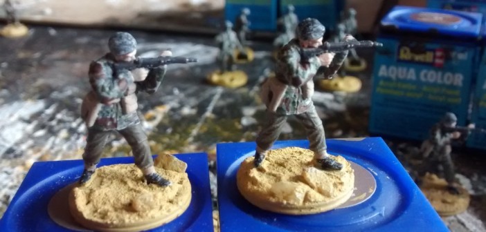 Farbauftrag der REVELL Aquacolor 361 78 Panzergrau auf den Mark V Sten submachine gun-Schützen aus dem Italeri Set 6131 Anti Tank Teams