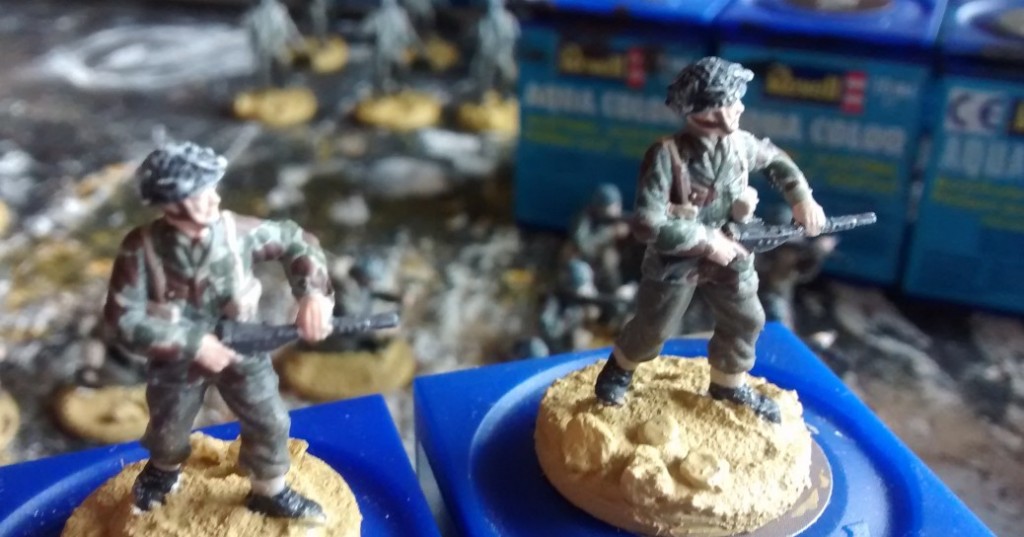 Farbauftrag der REVELL Aquacolor 361 78 Panzergrau auf eine Figur aus dem Esci Set 208 British Paratroopers