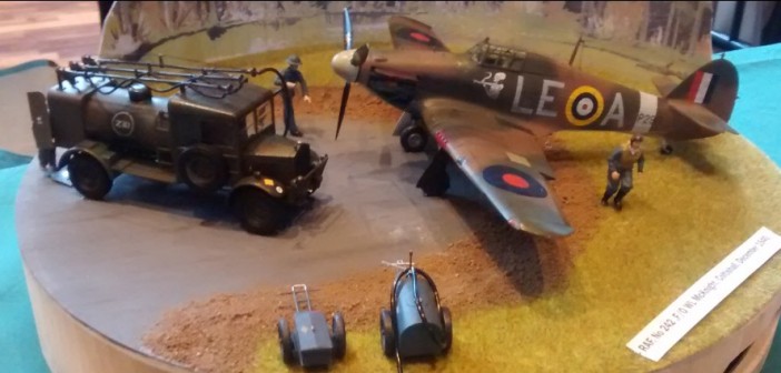 Hawker Hurricane mit Tanklastwagen auf dem Flugfeld