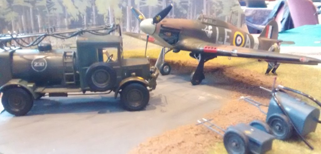 Hawker Hurricane mit Tanklastwagen auf dem Flugfeld