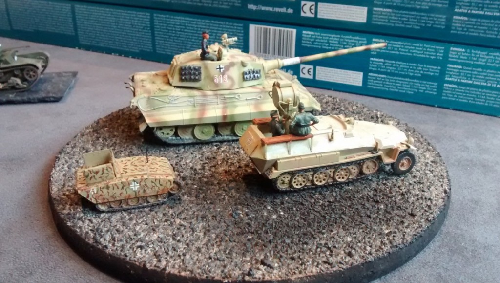 Mittlerer Ladungsträger Springer Sd.Kfz. 304, Panzerkampfwagen VI Ausf. B Tiger II (Sd.Kfz. 182), mittlerer Schützenpanzerwagen Sd.Kfz. 251/20 „UHU“ 