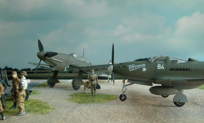 Zwei Freunde wider Willen bei der Regia Aeronautica Cobelligerante:die deutsche Junkers Ju-87 D-1 (Fujimi-Bausatz) und die amerikanische Bell P-39Q Airacobra (Heller-Bausatz)