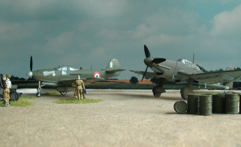 Zwei Freunde wider Willen bei der Regia Aeronautica Cobelligerante:die deutsche Junkers Ju-87 D-1 (Fujimi-Bausatz) und die amerikanische Bell P-39Q Airacobra (Heller-Bausatz)