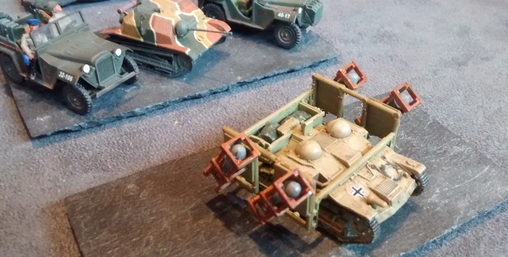 Die Renault UI Chenilette sowie die polnische TKS Tankette mit vier Wurfrahmen Stuka zu Fuß