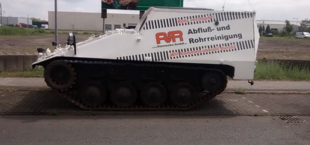 Nachschubpanzer CC2 (Cargo) oder auch SPz kurz, Transport, SPz 42-1 wirbt für die Abfluss- und Rohrreinigung der Hannecke GmbH im Gewerbegebiet Oberhausen