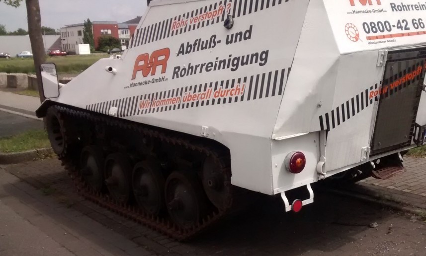 Nachschubpanzer CC2 (Cargo) oder auch SPz kurz, Transport, SPz 42-1 wirbt für die Abfluss- und Rohrreinigung der Hannecke GmbH im Gewerbegebiet Oberhausen
