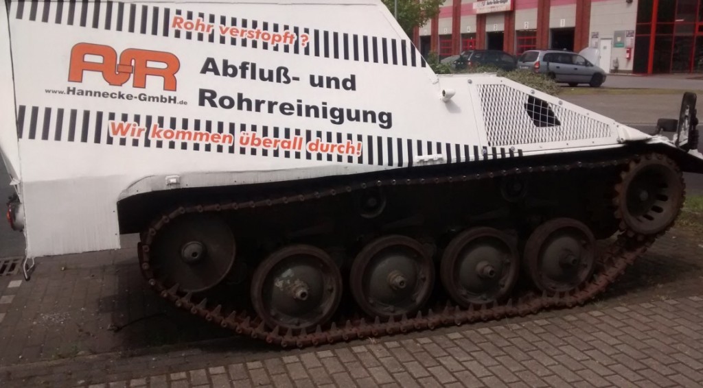 Nachschubpanzer CC2 (Cargo) oder auch SPz kurz, Transport, SPz 42-1 wirbt für die Abfluss- und Rohrreinigung der Hannecke GmbH im Gewerbegebiet Oberhausen