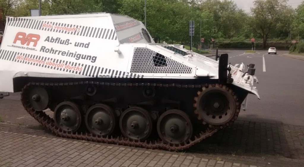 Nachschubpanzer CC2 (Cargo) oder auch SPz kurz, Transport, SPz 42-1 wirbt für die Abfluss- und Rohrreinigung der Hannecke GmbH im Gewerbegebiet Oberhausen