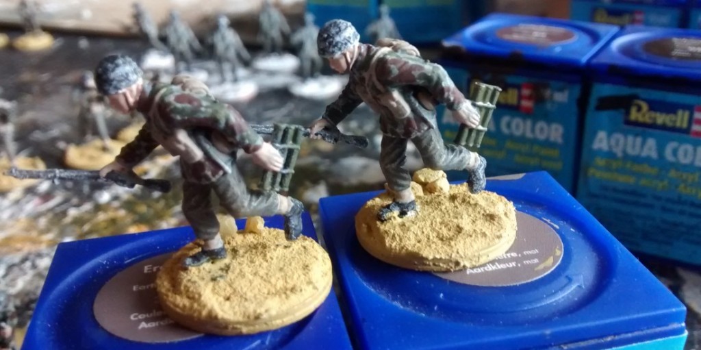 Die beiden British Paratroopers führen eine Munitionsbox zu ihrem 60mm-M2-Mortar