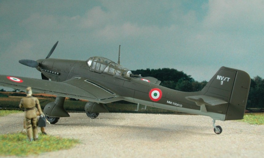 Der Bausatz Fujimi F-14: die Junkers Ju87 Stuka D-1 als Maschine der Regia Aeronautica Cobelligerante.
