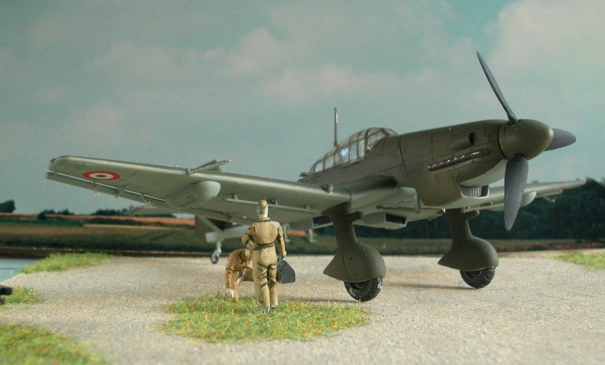 Der Bausatz Fujimi F-14: die Junkers Ju87 Stuka D-1 als Maschine der Regia Aeronautica Cobelligerante.