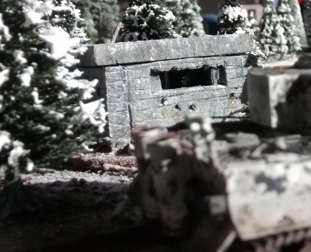 Panzerkampfwagen VI Tiger I passiert Bunker im Wald