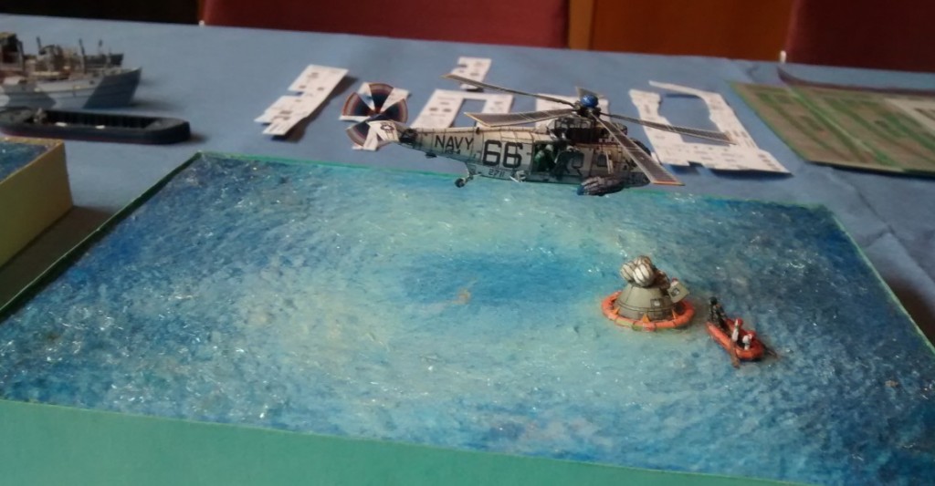 Diorama Bergung von APOLLO 11 mit dem Hubschrauber SH-3 Sea King von Sikorsky als Kartonmodell