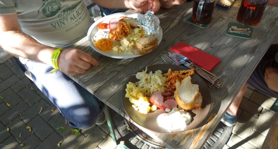 Das gemeinsame Büffet am Samstag Abend in der "Schmiede" war ein Knüller. Original fränkische Küche und dazu das eine oder andere Bierchen ließen Leib und Seele zusammenwachsen und die Hosen etwas enger werden.  Aber g'schmeckt hat's!