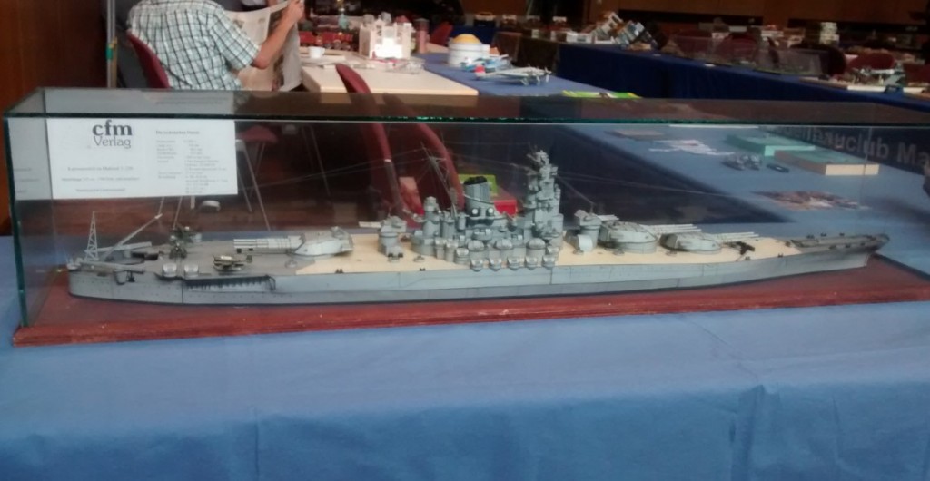 Das japanische Schachtschiff Yamato als Kartonmodell des CFM Verlags im Maßstab 1:250