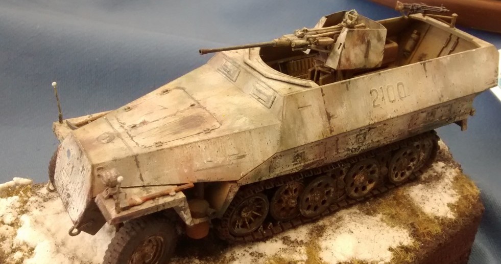 Sd.Kfz.251/17 Ausf. D mit 2cm-Schwebelafette von Dragon