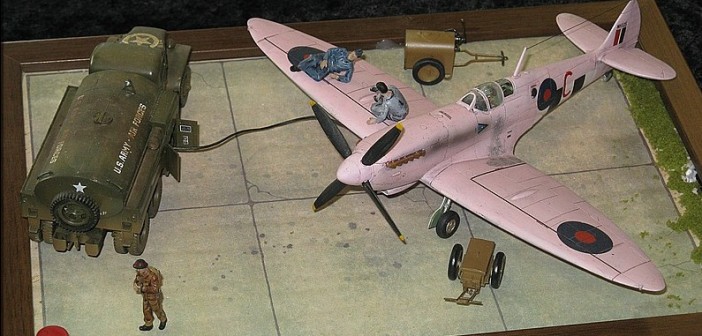 Rosa Spitfire PR. MK XI vom 16. SQN. der RAF (1943). Die Fotos entstanden auf den Kurpfälzer Modellbautagen 2016 (#1)