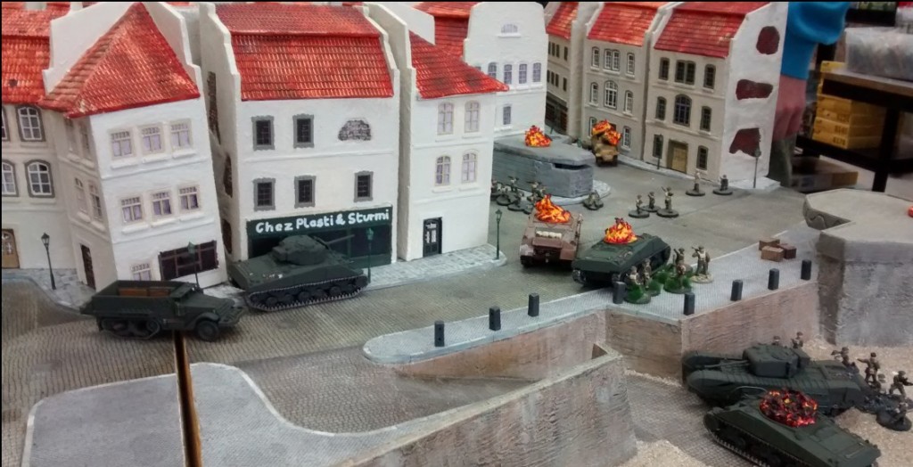 Typisches Straßenbild der Altstadt von Saint-Aubin mit den hohen Häusern mit ihren Mansarddächern.